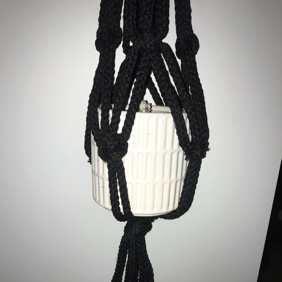 Macrame plant hanger - Picture 4 of 4